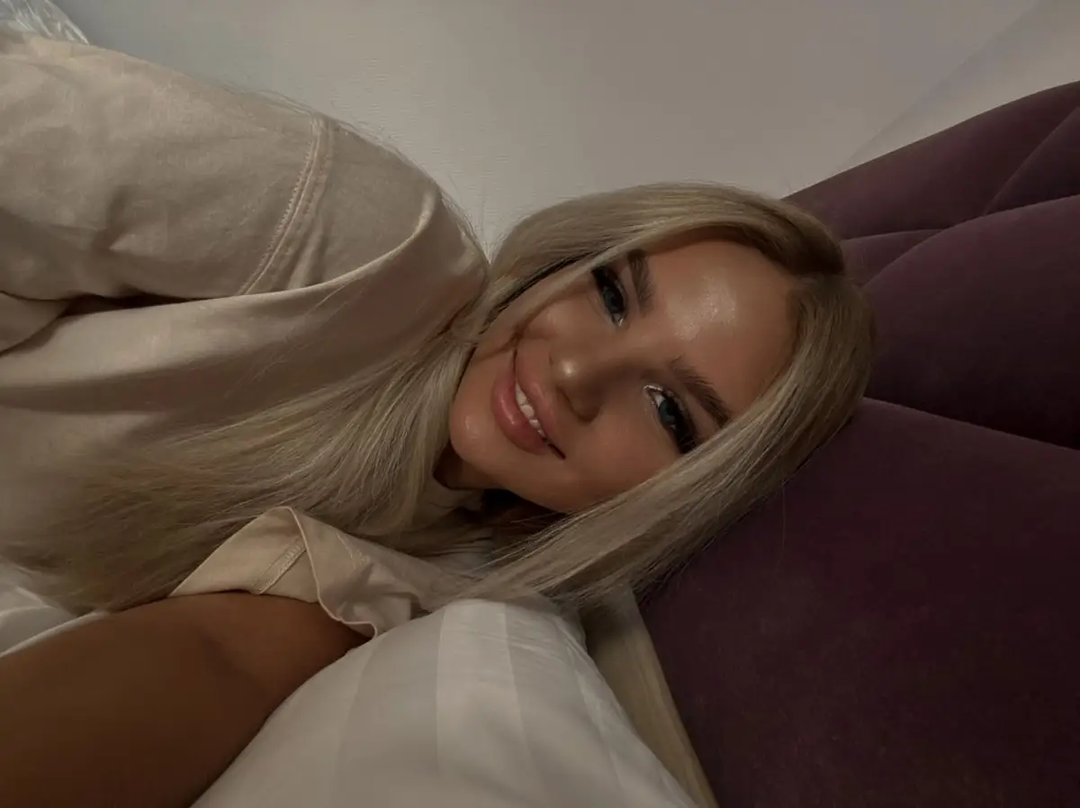 Adeluna escort in London