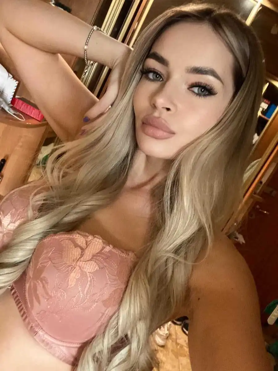 Asya escort in London