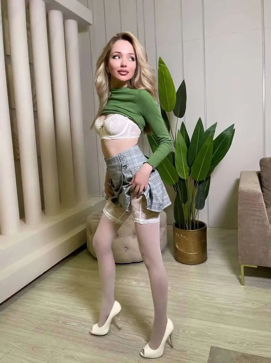 Clara escort in London