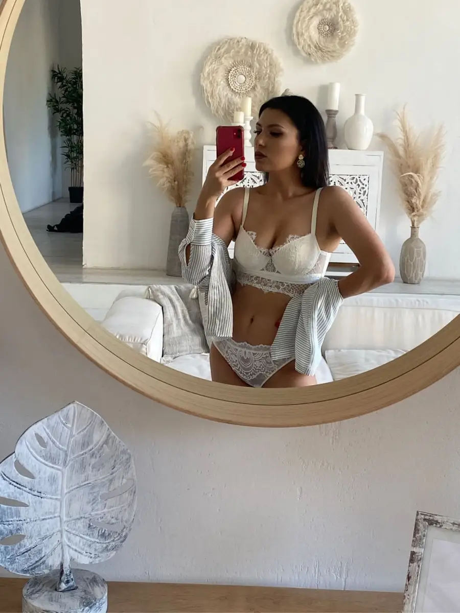 Elmira escort in London
