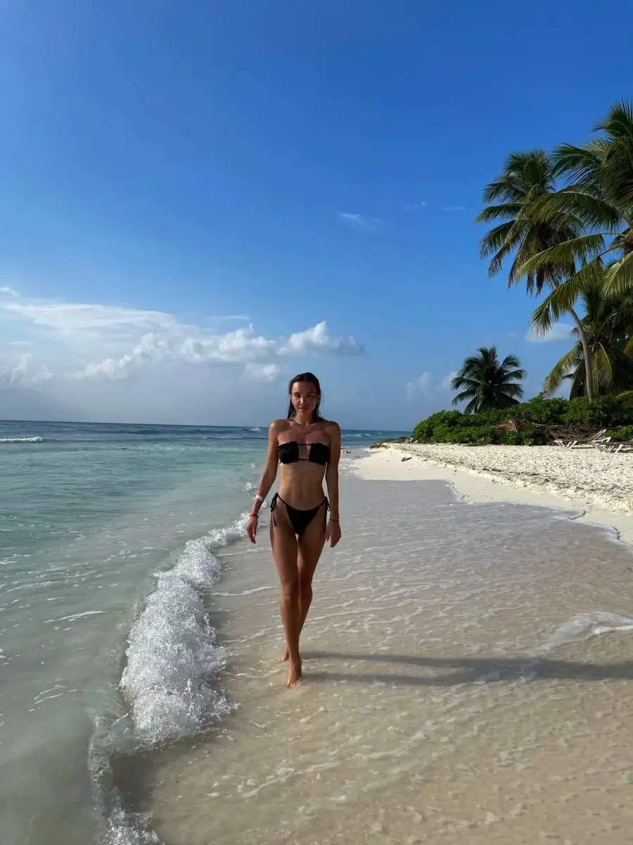 Elya escort in London