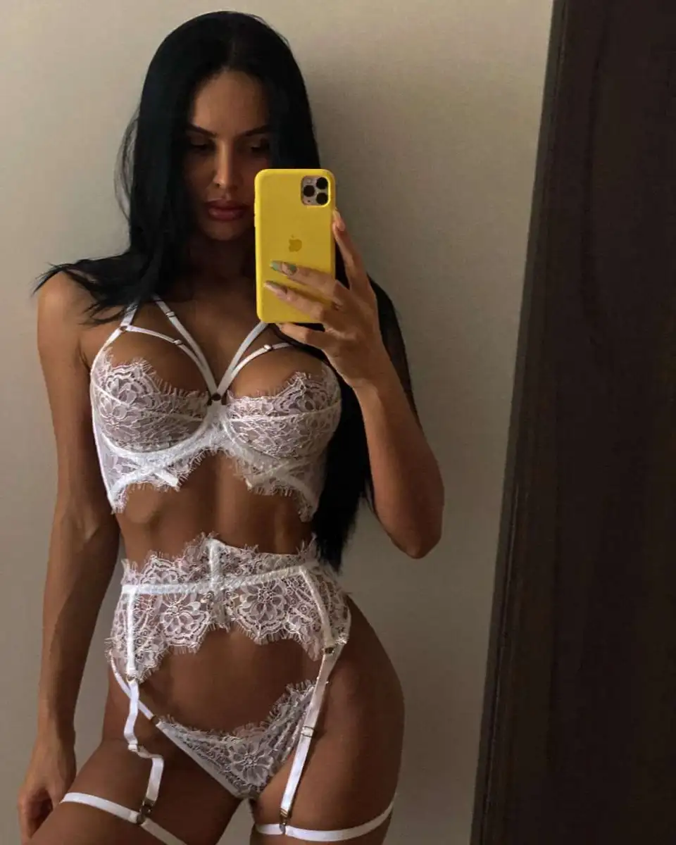 Julia escort in London