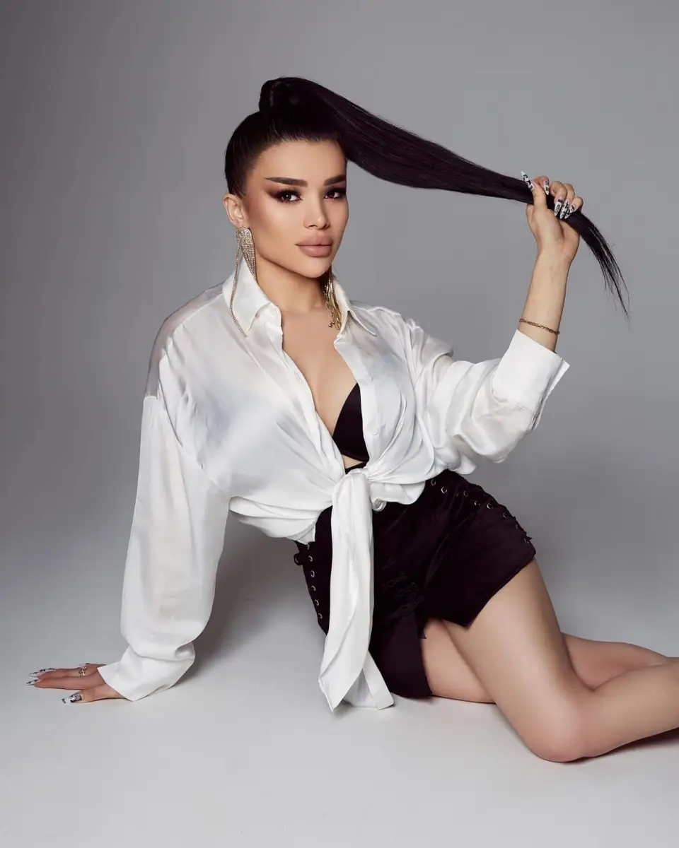 Naya escort in London