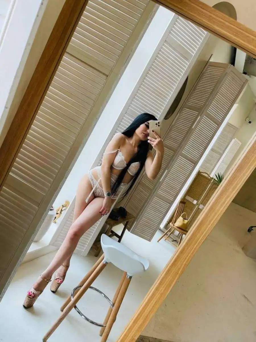 Samira escort in London