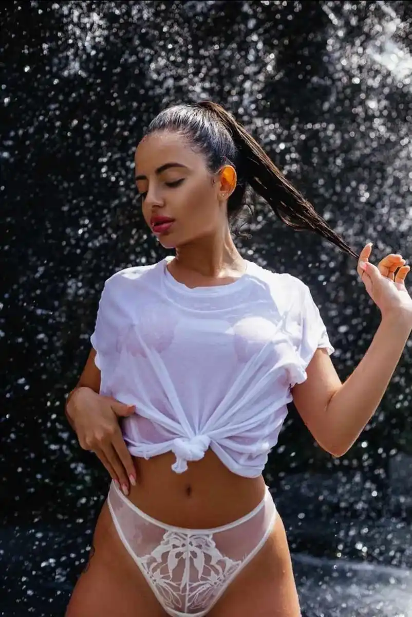 Zarina escort in London